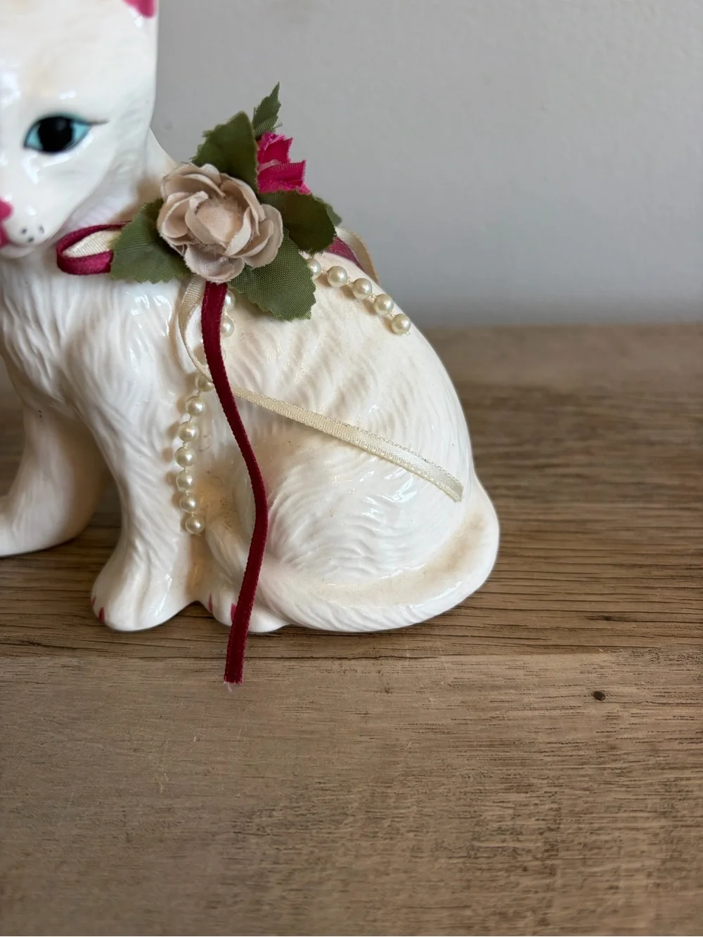 Vintage Porcelain Cat  Kitten Ribbon Collar With Flowers Beads Sitting Figurine‎